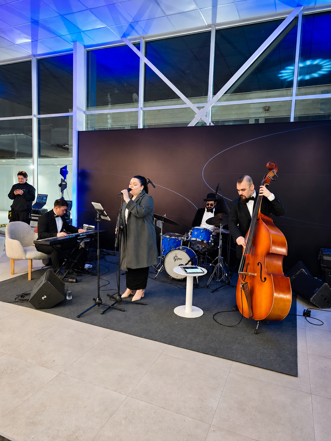 Banda en vivo durante la inauguración Ford