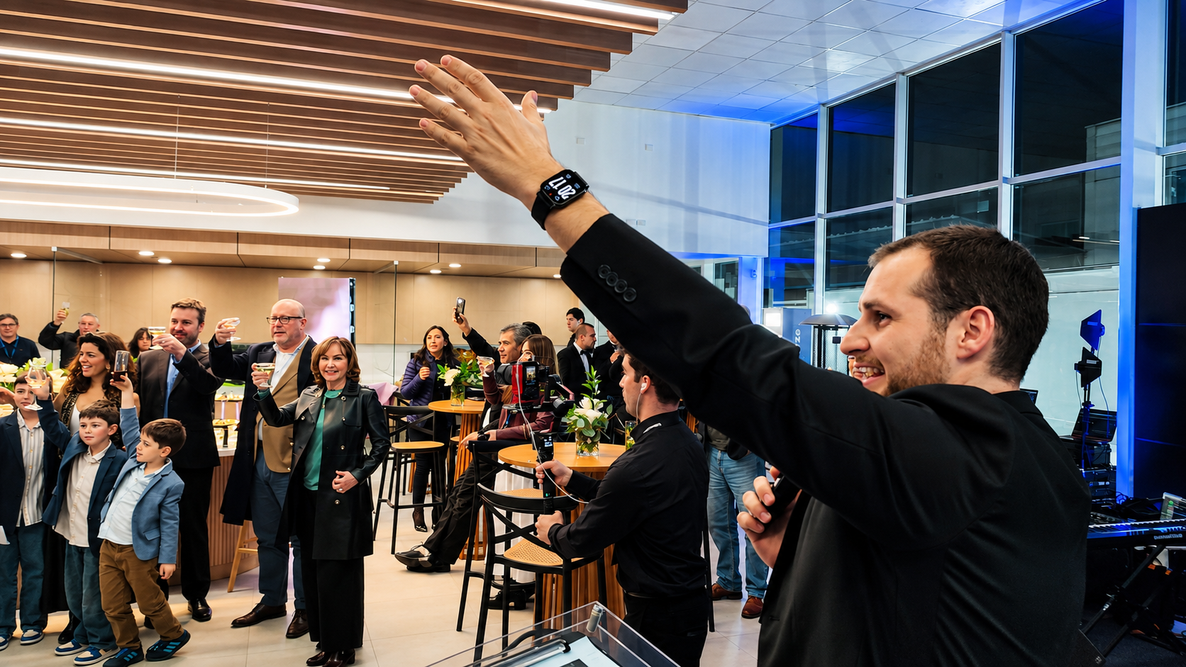 Presentador guiando el brindis de inauguración