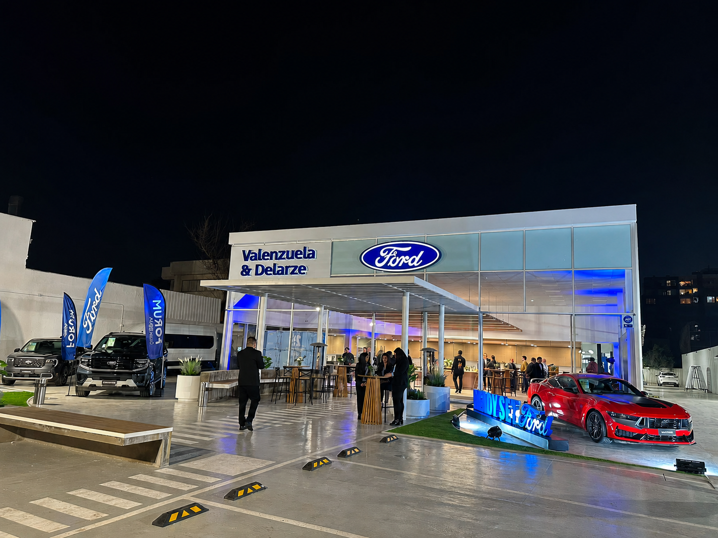 Fachada del nuevo local Ford de Valenzuela y Delarze durante la inauguración