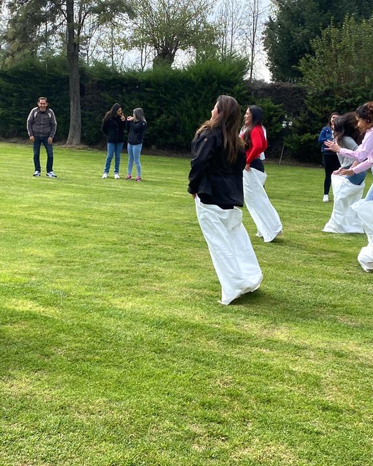 Juego grupal al aire libre