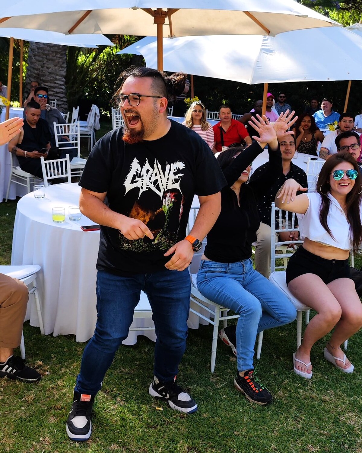 Animador guiando una dinámica con público