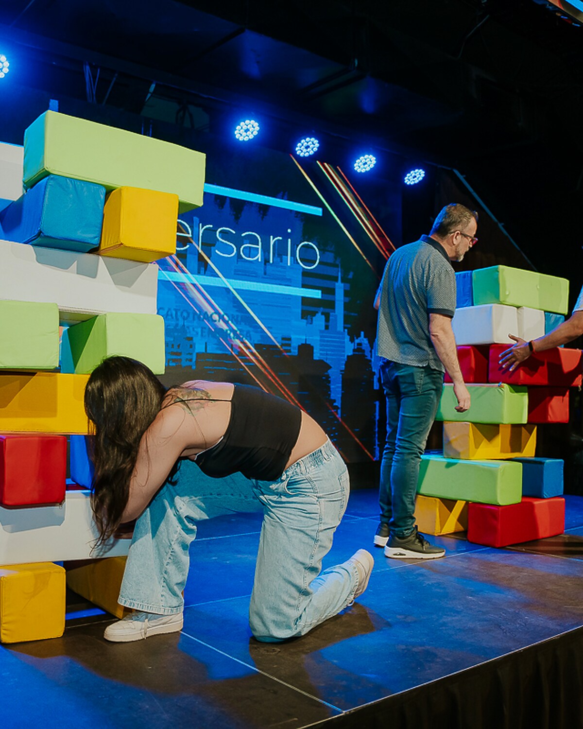 Desafío de Jenga gigante en escenario