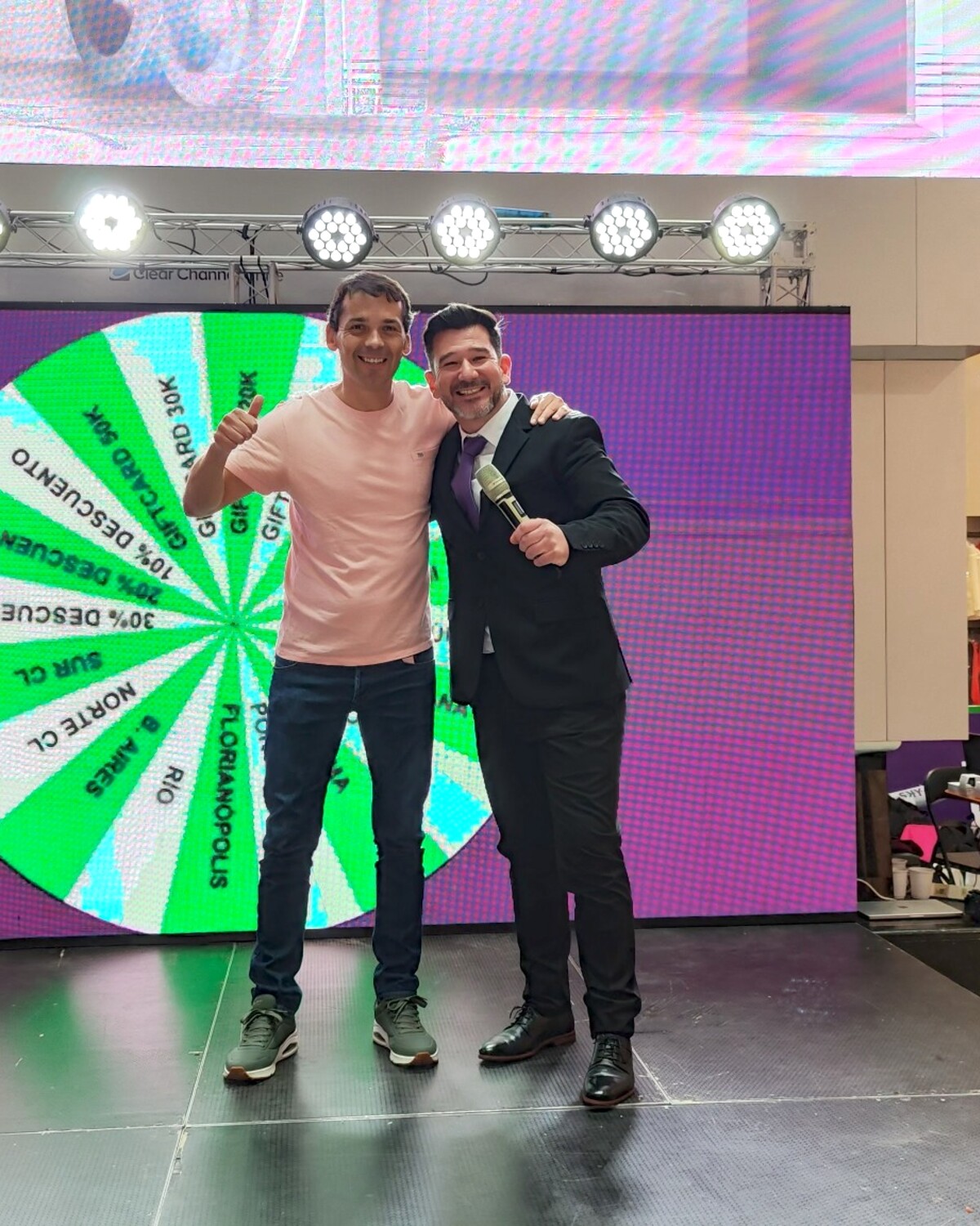Animador junto a participante ganador en activación de SKY