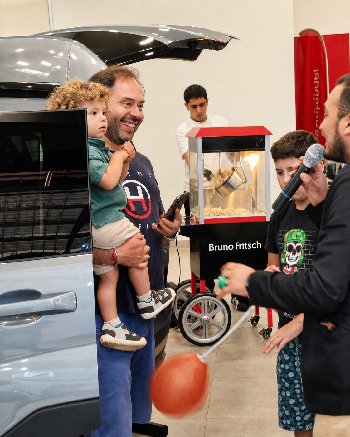 Familia participando en activación BTL con servicio de cabritas