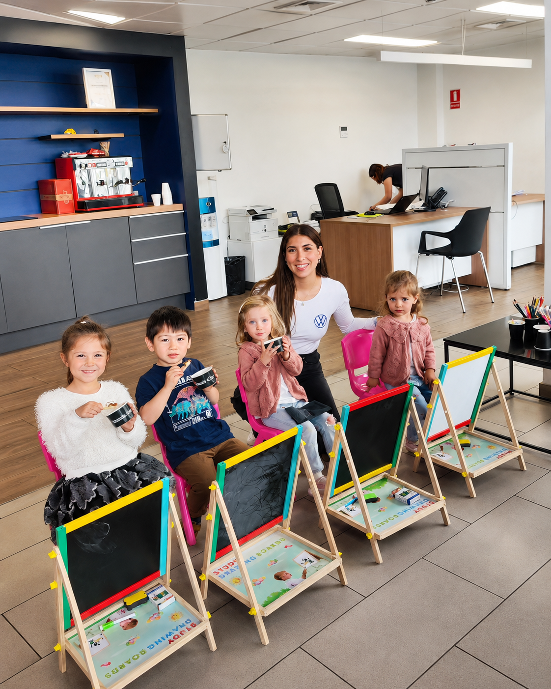 Actividad infantil con promotora y atriles creativos en una activación BTL automotriz