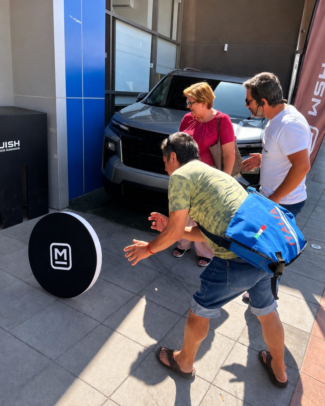 Dinámica participativa con dado gigante en activación BTL automotriz