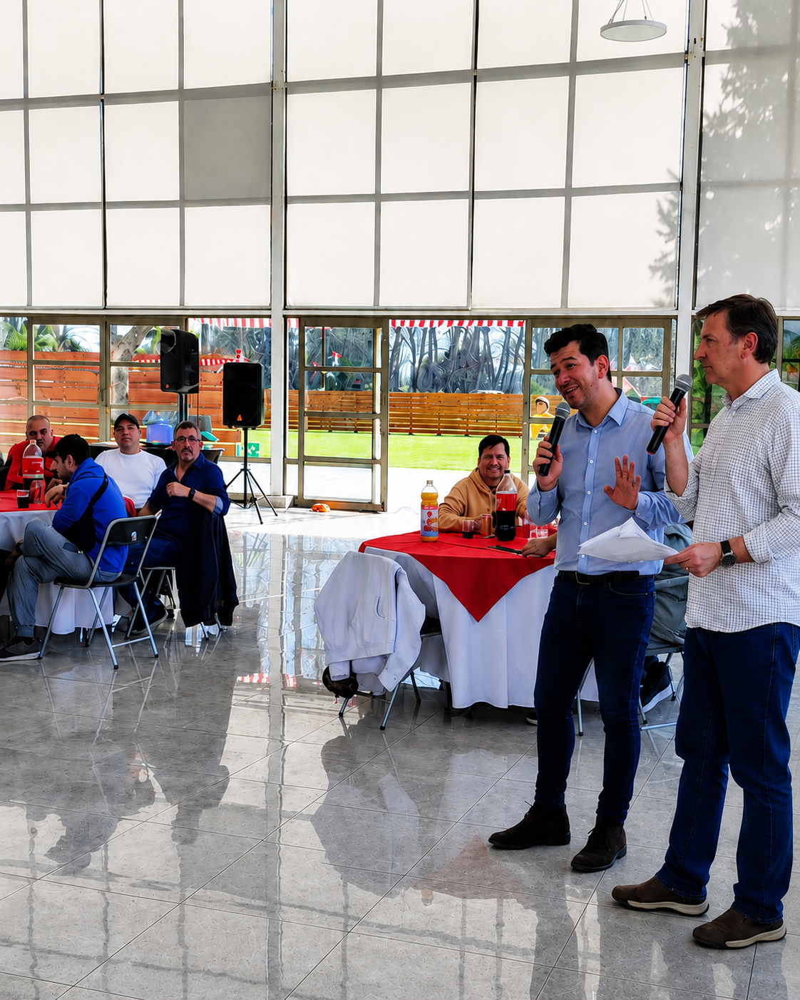 Conducción de evento corporativo junto a invitados