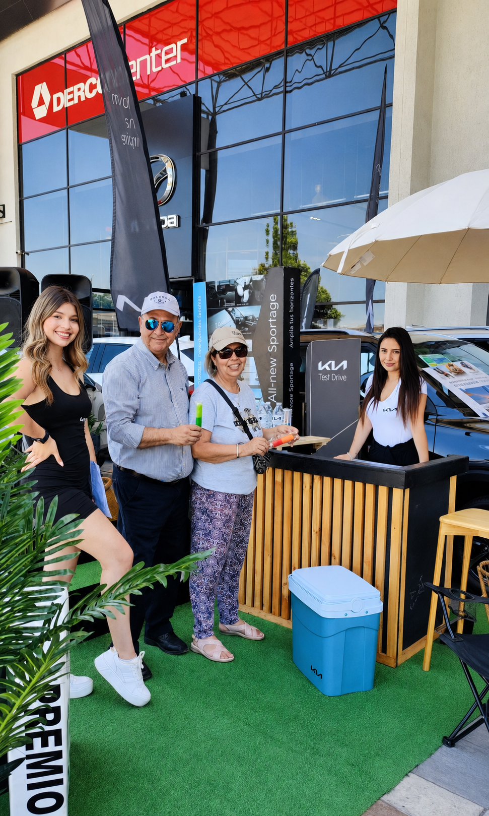 Equipo de promotoras y visitantes en test drive Kia